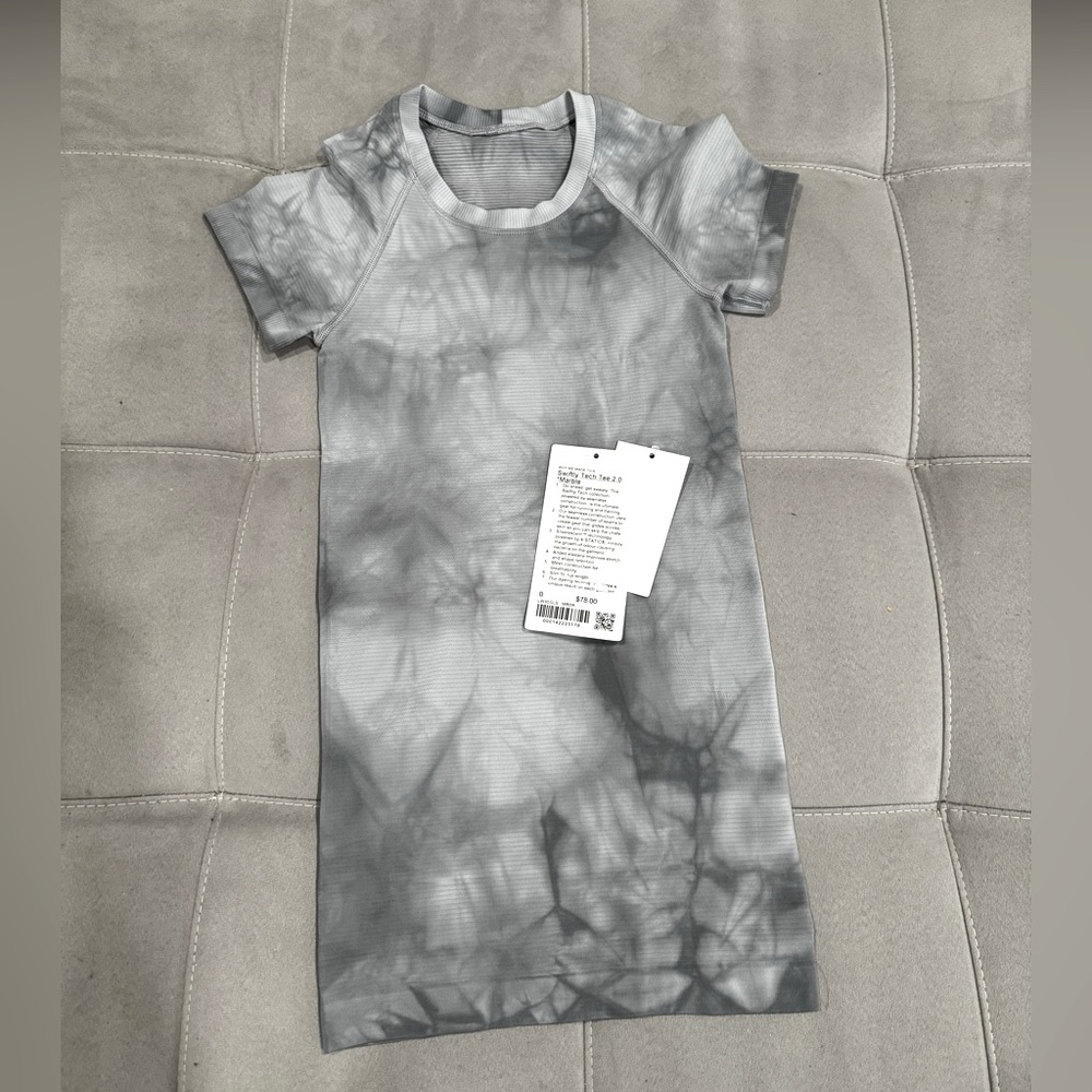 Lululemon Swiftly Short Sleeve Shirt 2.0
Color: Marble Dye Rhino
Size :0